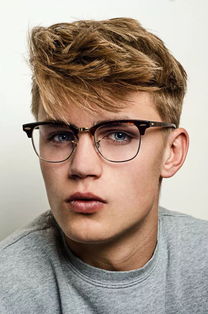 戴上這3款眼鏡,你才明白黑框眼鏡有多避孕 基本款